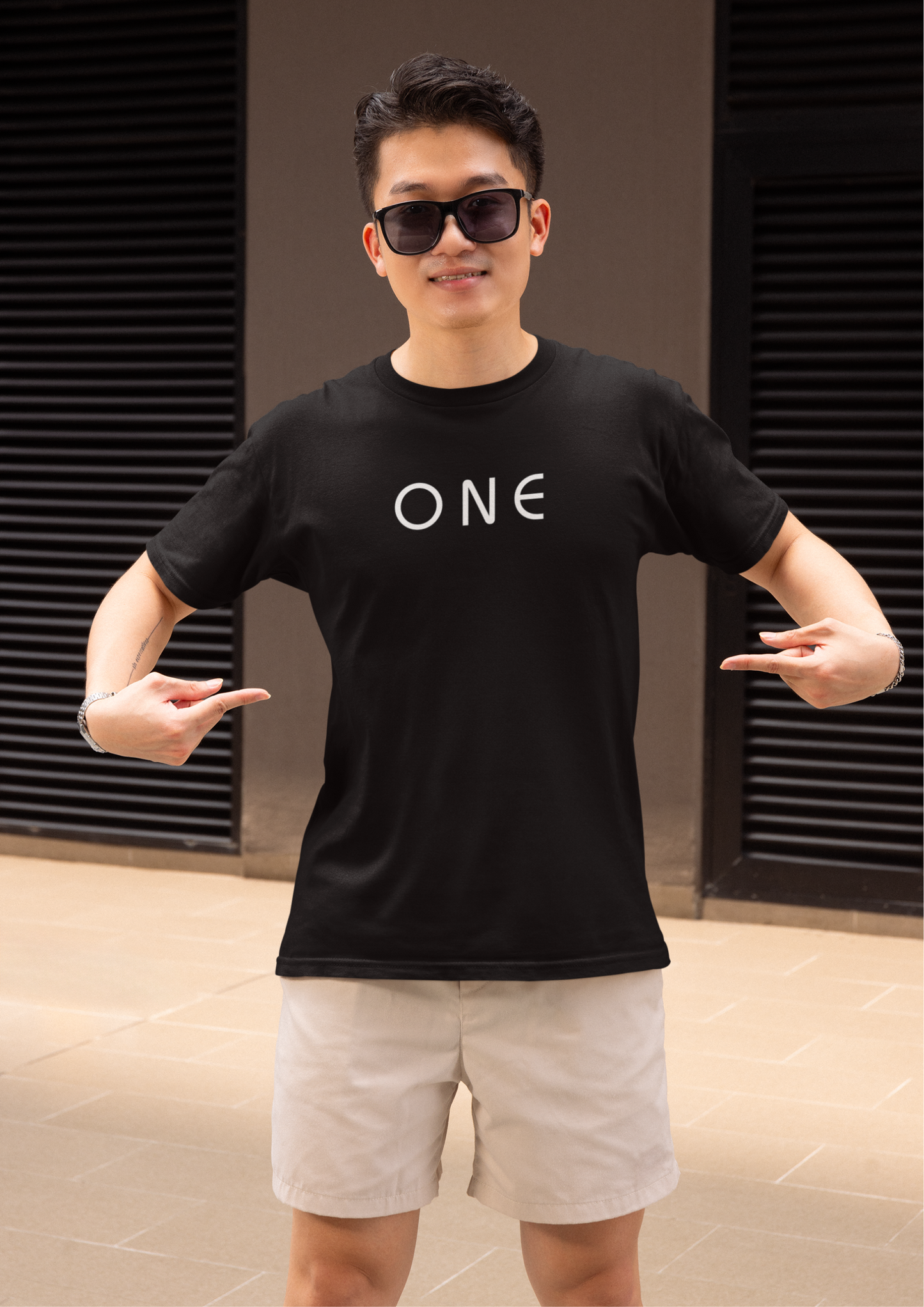 Street Style Black Oversized Cotton Tee with Signature Graphic: Choosypanda